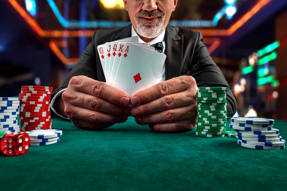 igrač pokera s kartama i žetonima