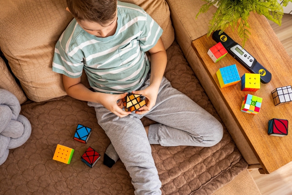 dijete se igra Rubikovom kockom