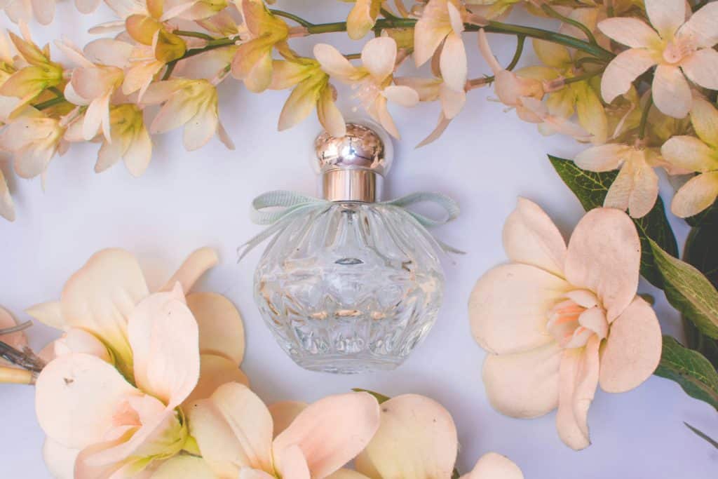 boca parfema i cvijeće magnolije