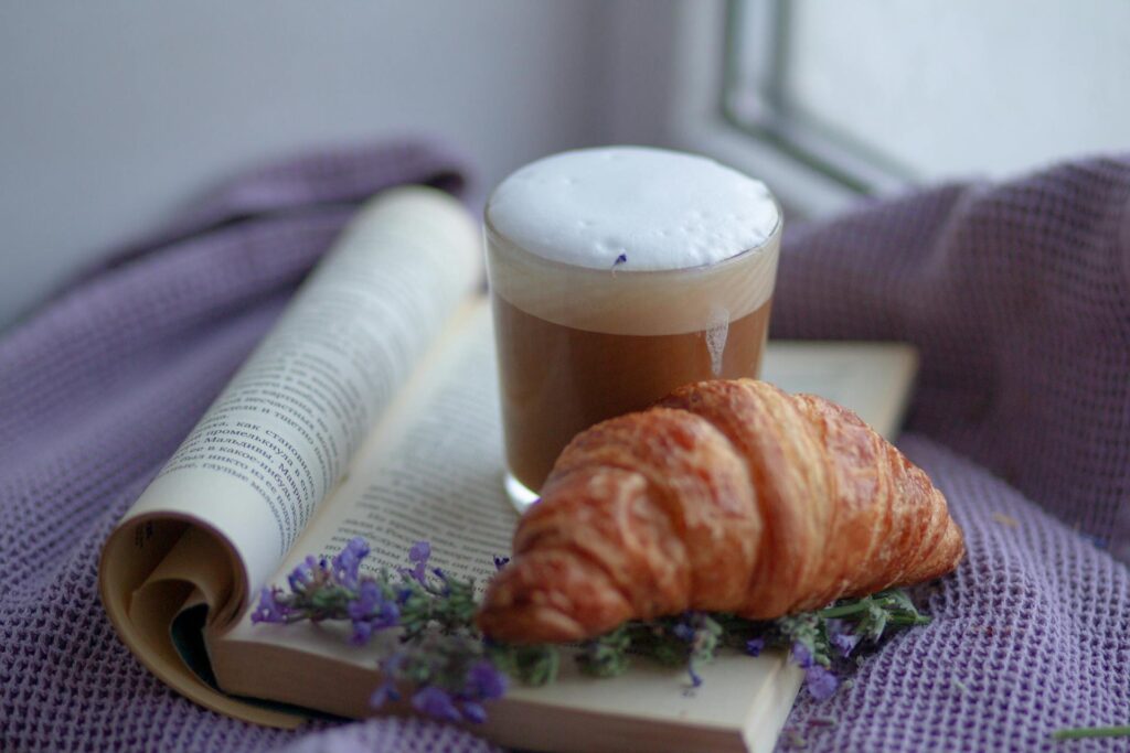 cappuccino kod kuće, kava i kroasan